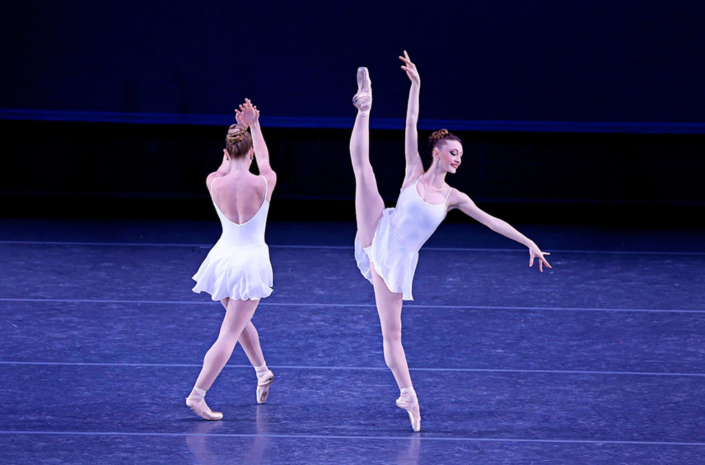Julia Cinquemani performs a développé à la seconde on stage.